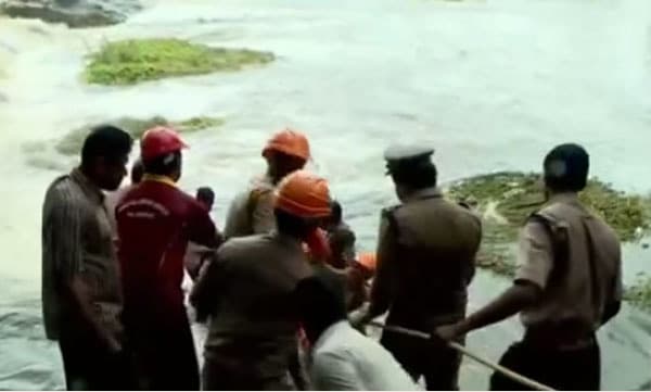 ചിറ്റൂര്‍ പുഴയുടെ നടുവില്‍ പാറയില്‍ നാലുപേര്‍ കുടുങ്ങി;  അതിസാഹസിക ദൗത്യത്തില്‍ എല്ലാവരേയും രക്ഷിച്ച് അഗ്നിശമനസേന