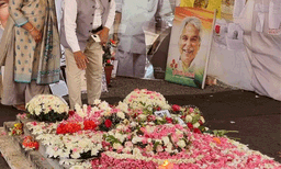 പുതുപ്പള്ളി ഇന്ന് ഒരിക്കല്‍ കൂടി കുഞ്ഞൂഞ്ഞിനരികിലെത്തും ; വേര്‍പാടിന്റെ വാര്‍ഷികത്തിലും ആള്‍ക്കൂട്ടം ഒഴിയാത്ത ഉമ്മന്‍ ചാണ്ടിയുടെ കല്ലറ ; സന്ദര്‍ശകരുടെ എണ്ണം കൂടി 