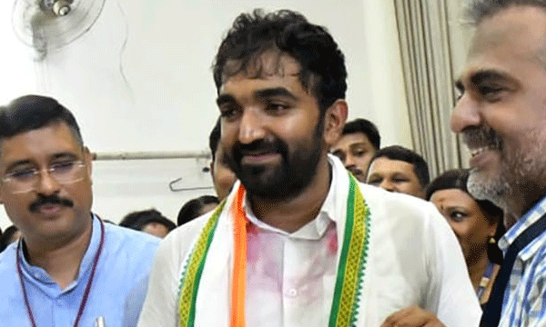 ഉമ്മന്‍ചാണ്ടിയുടെ ഒന്നാം ചരമദിനം: ചാണ്ടി ഉമ്മനെ യൂത്ത് കോണ്‍ഗ്രസ് ഔട്ട് റീച്ച് സെല്‍ ചെയര്‍മാന്‍ സ്ഥാനത്ത് നിന്നും നീക്കി