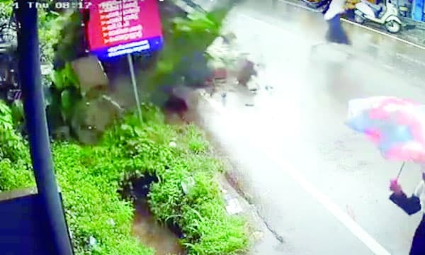 കെട്ടിടത്തിന്റെ മതില്‍ വഴിയിലേക്ക് ഇടിഞ്ഞു സ്‌കൂള്‍ വിദ്യാര്‍ഥികള്‍ ഓടിമാറി ; മട്ടന്നൂരില്‍ കാര്‍ വഴിയിലെ വെള്ളത്തില്‍ ഒഴുകിപ്പോയി, മുങ്ങിപ്പോയ യാത്രക്കാര്‍ നീന്തി രക്ഷപ്പെട്ടു  