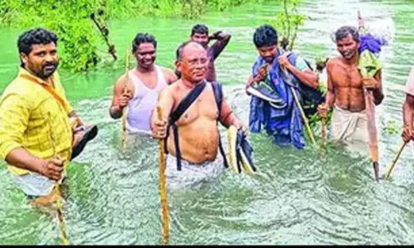 മലമുകളില്‍ താമസിക്കുന്ന ആദിവാസി ഊരില്‍ മരുന്നെത്തിക്കണം ; ആരോഗ്യ ഉദ്യോഗസ്ഥന്‍ നടന്നത് അഞ്ചു മണിക്കൂര്‍ 16 കി.മീ.