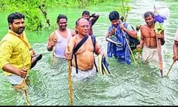 മലമുകളില്‍ താമസിക്കുന്ന ആദിവാസി ഊരില്‍ മരുന്നെത്തിക്കണം ; ആരോഗ്യ ഉദ്യോഗസ്ഥന്‍ നടന്നത് അഞ്ചു മണിക്കൂര്‍ 16 കി.മീ.