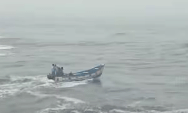 മുതലപ്പൊഴിയിൽ മത്സ്യബന്ധന വള്ളം മറിഞ്ഞു ;  തൊഴിലാളികൾ നീന്തി രക്ഷപ്പെട്ടു


