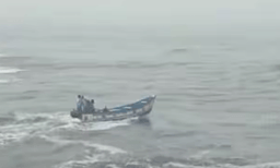 മുതലപ്പൊഴിയിൽ മത്സ്യബന്ധന വള്ളം മറിഞ്ഞു ;  തൊഴിലാളികൾ നീന്തി രക്ഷപ്പെട്ടു


