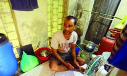 ഉണ്ണുന്നതും ഉറങ്ങുന്നതും ഗ്യാസ് അടുപ്പ് വച്ചു ഭക്ഷണം പാചകം ചെയ്യന്നതും പട്ടിക്കൂട്ടില്‍ ; 500 രൂപ പ്രതിമാസ വാടകയ്ക്ക് ബംഗാളിക്ക്് താമസിക്കാന്‍ പട്ടിക്കൂട് നല്‍കി കെട്ടിട ഉടമ വിവവാദത്തില്‍