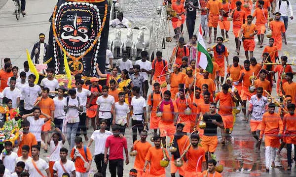 കന്‍വാര്‍ യാത്രയില്‍ ഹോട്ടലുകള്‍ പേര് പ്രദര്‍ശിപ്പിക്കണമെന്ന നിയമം ; ഉത്തരവിനെതിരെ പ്രതിപക്ഷം സുപ്രീം കോടതിയില്‍