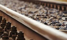 ഇരുട്രാക്കുകളിലൂടെയും ട്രെയിന്‍ വന്നപ്പോള്‍ റെയില്‍വേ പാലത്തില്‍ നിന്ന് നാലംഗസംഘം ചാടി ; ഒരാളെ ട്രെയിന്‍തട്ടിയെന്നു സംശയം ; മുക്കുപണ്ടം കാട്ടി പണം തട്ടുന്നവരെന്ന് സംശയം