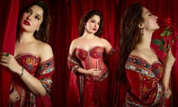 ഡാര്‍ക്ക് റെഡ് സാരിയ്ക്കൊപ്പം കോർസെറ്റ് ടോപ്പ് ധരിച്ച് ഹോട്ട് ഗ്ലാമര്‍ ലുക്കില്‍ തമന്ന, തരംഗമായി ചിത്രങ്ങള്‍