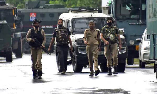 നിയന്ത്രണ രേഖയില്‍ ഭീകരരുമായി ഏറ്റുമുട്ടല്‍ ; ഒരു സൈനികന് വീരമൃത്യു, നാലു സൈനികര്‍ക്ക് പരിക്ക്