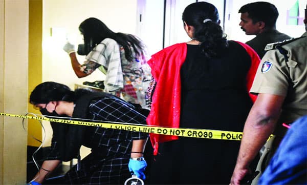 തലസ്‌ഥാനത്ത്‌ പട്ടാപ്പകല്‍ യുവതിയെ വെടിവച്ചു കൊല്ലാന്‍ ശ്രമം ; മാസ്‌ക്‌ ധരിച്ചെത്തിയ യുവതി വെടിയുതിര്‍ത്ത ശേഷം ഓടിരക്ഷപ്പെട്ടു ; അക്രമി സഞ്ചരിച്ച കാറിന്റെ സി.സി. ടിവി ദൃശ്യം പോലീസിന്‌