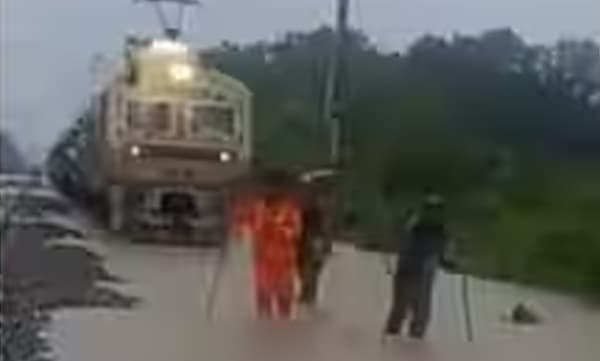 വെള്ളം കയറിയ ട്രാക്ക് പരിശോധിക്കുന്ന പോയിന്റ്‌സ്മാന്മാര്‍: പിന്നാലെ ട്രെയിന്‍, വൈറലായി വീഡിയോ 

