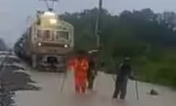 വെള്ളം കയറിയ ട്രാക്ക് പരിശോധിക്കുന്ന പോയിന്റ്‌സ്മാന്മാര്‍: പിന്നാലെ ട്രെയിന്‍, വൈറലായി വീഡിയോ 

