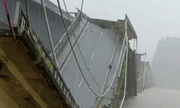 കാർവാറിൽ ദേശീയ പാതയിൽ പാലം തകർന്ന് ലോറി പുഴയിൽ വീണു; ഡ്രൈവറെ അത്ഭുതകരമായി രക്ഷപ്പെട്ടു