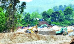 ഉരുള്‍പൊട്ടല്‍ ദുരന്തകാരണം ക്വാറികളില്ലെന്ന് ജില്ലാ കലക്ടറുടെ റിപ്പോര്‍ട്ട്, ദുരന്തത്തിന്റെ ആഴം വര്‍ധിപ്പിച്ചത് മാനദണ്ഡങ്ങള്‍ പാലിക്കാതെ നിര്‍മ്മിച്ച റിസോര്‍ട്ട് കെട്ടിടങ്ങള്‍