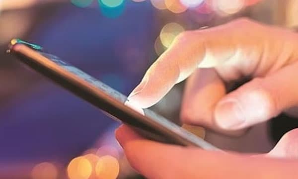 വേറൊരാളെ വിളിക്കാന്‍ മറ്റൊരാളില്‍ നിന്നും മൊബൈല്‍ വാങ്ങി ; തിരികെ കൊടുക്കാന്‍ 3000 ചോദിച്ചത് അടിപിടിയായി ; യുവാവിന്റെ വൃഷണം കടിച്ചുപറിച്ച പ്രതി സ്‌റ്റേഷനില്‍നിന്നു രക്ഷപ്പെട്ടു