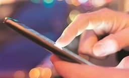 വേറൊരാളെ വിളിക്കാന്‍ മറ്റൊരാളില്‍ നിന്നും മൊബൈല്‍ വാങ്ങി ; തിരികെ കൊടുക്കാന്‍ 3000 ചോദിച്ചത് അടിപിടിയായി ; യുവാവിന്റെ വൃഷണം കടിച്ചുപറിച്ച പ്രതി സ്‌റ്റേഷനില്‍നിന്നു രക്ഷപ്പെട്ടു