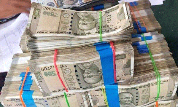 കാറിൽ 2.97 കോടി രൂപയുടെ കുഴൽപണം കടത്തി ; മലപ്പുറം സ്വദേശികൾ പിടിയിൽ 

