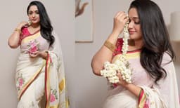 കാവ്യമനോഹരം, റാണി പിങ്കും പച്ചയും ഇടകലർന്ന ഗോള്‍ഡൻ ബോർഡർ ഫ്ലവർ പെയിന്റിംഗ് സാരിയില്‍ അതിസുന്ദരിയായി കാവ്യ മാധവന്‍