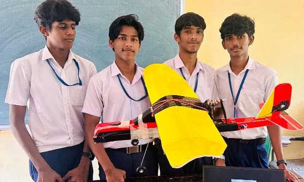 പൈലറ്റാകണമെന്നായിരുന്നു ആഗ്രഹം...ചെലവ് അറിഞ്ഞപ്പോള്‍ ആഗ്രഹം ഉള്ളിലൊതുക്കി ; പക്ഷേ പ്ലസ് ടൂ കാരനും മിടുക്കന്മാരായ മൂന്ന് കൂട്ടുകാരും ചേര്‍ന്ന് പകരം വിമാനം ഉണ്ടാക്കി അങ്ങ് പറത്തി