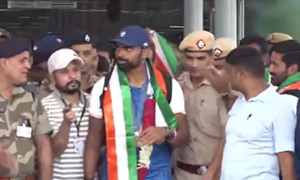 ഒളിമ്പിക്‌സില്‍ മെഡല്‍നേട്ടം നടത്തിയ താരങ്ങള്‍ നാട്ടിലെത്തി ; ഡല്‍ഹി വിമാനത്താവളത്തില്‍ വന്‍ സ്വീകരണം