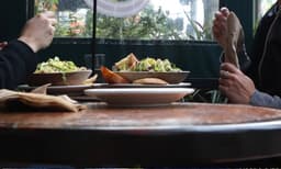 വയറുനിറയെ ഭക്ഷണം കഴിച്ച ശേഷം എഫ്ബിയില്‍ ഫോട്ടോയുമിട്ടു: ബില്ല് വന്നപ്പോള്‍ സിഗരറ്റ് വലിക്കാനെന്നും പറഞ്ഞ് ദമ്പതികള്‍ മുങ്ങി 

