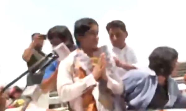 വിനേഷ് ഫഗോട്ടിന് വന്‍ സ്വീകരണം ; ന്യൂഡല്‍ഹി വിമാനത്താവളത്തില്‍ വൈകാരിക വരവേല്‍പ്പ്