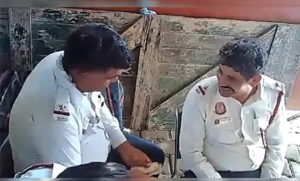 കൈക്കൂലി വാങ്ങി വീതം വയ്ക്കുന്ന് ട്രാഫിക്ക് പോലീസ് ഉദ്യോഗസ്ഥര്‍: വീഡിയോ പുറത്ത് 
