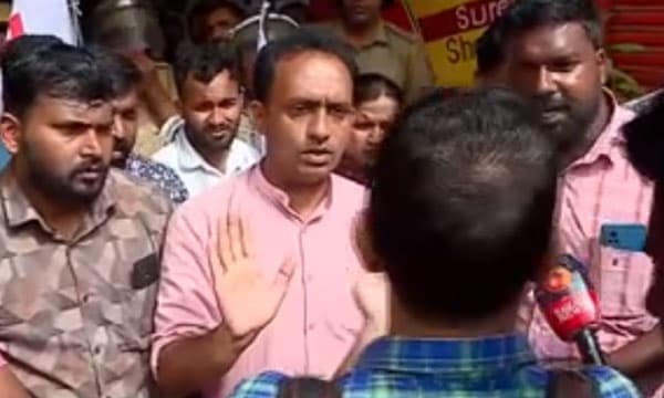 ദുരന്തബാധിതയുടെ 3000 ഇഎംഐ പിടിച്ചു ; കല്‍പ്പറ്റയില്‍ ബാങ്കിനെതിരേ യുവജന സംഘടനകളുടെ വന്‍ പ്രതിഷേധം