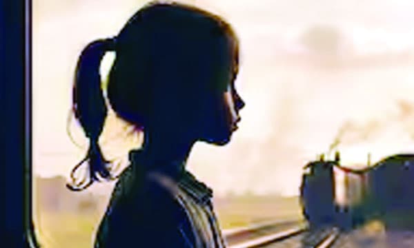 അസം സ്വദേശി 13 കാരിയെ അമ്മ തല്ലിയത് അനിയത്തിയുമായി വഴക്കുപിടിച്ചതിന് ; യുവതിയും കുട്ടികളും കേരളത്തില്‍ എത്തിയത് ഒരു മാസം മുമ്പ്, കുട്ടി ജീവിതത്തില്‍ ആദ്യമായി ട്രെയിന്‍ കയറിയത് അന്ന്