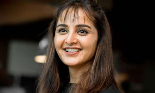 ഷൂട്ടിംഗിനിടയില്‍ കാലിന് ഗുരുതരമായി പരിക്കേറ്റു ; 5.75 കോടി ആവശ്യപ്പെട്ട് മഞ്ജുവാര്യര്‍ക്കെതിരേ നടിയുടെ നോട്ടീസ്