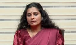 ടോയ്‌ലറ്റില്‍ പോയി വരുന്ന വഴി സൂപ്പര്‍താരം കയറിപ്പിടിച്ചു; വെളിപ്പെടുത്തലുമായി നടി സോണിയ മല്‍ഹാര്‍
