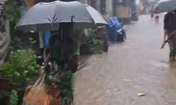 ഗുജറാത്തില്‍ മഴക്കെടുതി ; താഴ്ന്ന പ്രദേശങ്ങളില്‍ താമസിക്കുന്ന ആളുകളെ സുരക്ഷിത സ്ഥലങ്ങളിലേക്ക് മാറ്റിപാര്‍പ്പിക്കുന്നു

