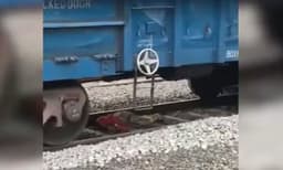 ട്രാക്ക് മുറിച്ചു കടക്കുന്നതിനിടയില്‍ ട്രെയിന് അടിയില്‍പെട്ടി യുവതി: ഒടുവില്‍ സംഭവിച്ചത്...ഞെട്ടിക്കുന്ന വീഡിയോ പുറത്ത് 

