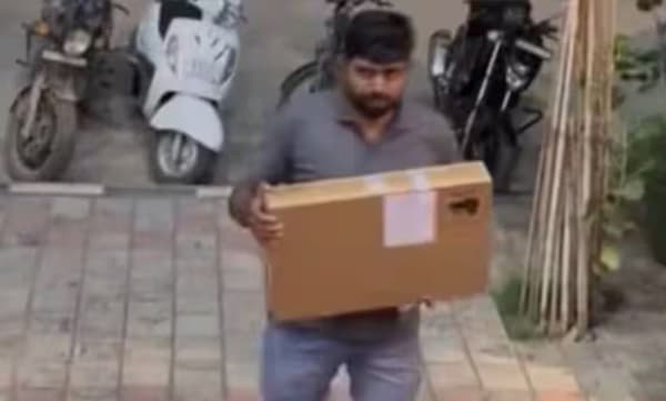 
വെറും 13 മിനിറ്റിനുള്ളില്‍ ലാപ്‌ടോപ്പ് ഡെലിവറി: പോസ്റ്റ് വൈറലായതിന് പിന്നാലെ യുവാവിന് ഫ്‌ളിപ്പ്കാര്‍ട്ടിന്റെ സമ്മാനം 
