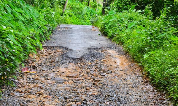 പെരുവന്താനം - അഴങ്ങാട് റോഡിലൂടെ സഞ്ചരിക്കുന്നവര്‍ ചോദിക്കുന്നു എന്നു തീരും ഈ യാത്രാദുരിതം?