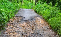 പെരുവന്താനം - അഴങ്ങാട് റോഡിലൂടെ സഞ്ചരിക്കുന്നവര്‍ ചോദിക്കുന്നു എന്നു തീരും ഈ യാത്രാദുരിതം?