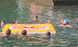 സംഭവം വെറൈറ്റി അല്ലേ? കുളത്തിന് ഒത്ത നടുവിലായി ഒരു പൂക്കളം  
