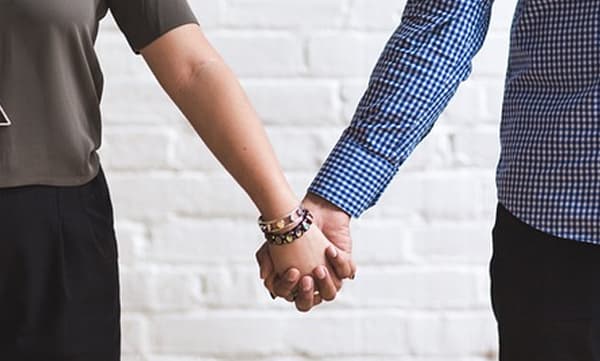 
ഓഫീസിലിരുന്ന് പരസ്പരം ചുംബിച്ചു: ജീവനക്കാരെ പിരിച്ചുവിട്ട് കമ്പനി

