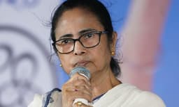 അവസാന ശ്രമം, സമയം തരണം; പ്രതിഷേധക്കാരുമായി കൂടിക്കാഴ്ച നടത്തി മമത ബാനര്‍ജി
