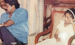 ലാലേട്ടന്റെ അടുത്ത് കസേരയില്‍ ഇരിക്കുന്ന ഈ കൊച്ചു മിടുക്കിയെ മനസിലായോ? മലയാളത്തിലെ സൂപ്പര്‍ നായികയാണ് 
