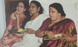 കഴിഞ്ഞ മാസവും ഞാന്‍ പോയി പൊന്നമ്മ അമ്മയെ  കണ്ടിരുന്നു, ഒന്നും മിണ്ടാതെ കൈ മുറുകെ പിടിച്ച് ചിരിച്ചുകൊണ്ടിരുന്നു; ഭാഗ്യലക്ഷ്മി പറയുന്നു
