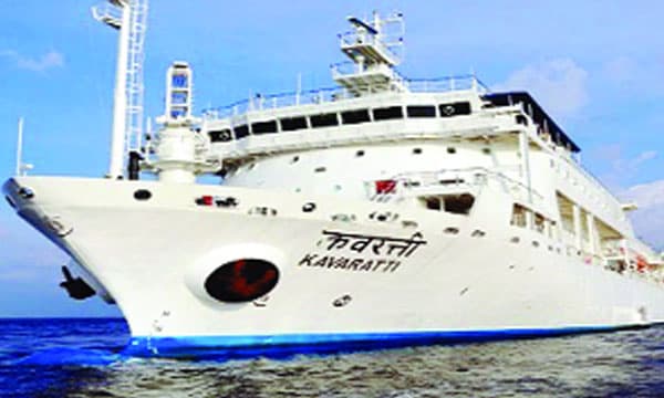 സര്‍വീസ് രണ്ടെണ്ണമായി ചുരുങ്ങി ആവശ്യത്തിനു കപ്പലുകളില്ലാതായി, പച്ചക്കറിയുള്‍പ്പെടെയുള്ള അവശ്യസാധനങ്ങള്‍ കിട്ടാതെ ലക്ഷദ്വീപില്‍ കടുത്ത ക്ഷാമം ; കവരത്തിയില്‍പോലും കടകള്‍ കാലിയായി