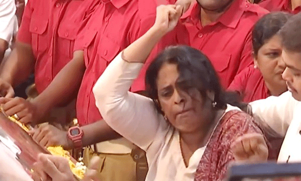  എം എം ലോറന്‍സിന്റെ അന്ത്യയാത്രയില്‍ നാടകീയ രംഗങ്ങള്‍; പൊതുദര്‍ശനം നടന്ന ഹാളില്‍ വാക്കേറ്റം, മൃതദേഹം കൈമാറുന്നതു തടഞ്ഞ് മകള്‍
