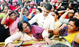 തന്നെച്ചൊല്ലി ഉറ്റവരും പാര്‍ട്ടിയും കൈയാങ്കളി നടത്തുന്നതറിയാതെ എം.എം. ലോറന്‍സ് ; ജീവിതം തൊഴിലാളികള്‍ക്കും പാര്‍ട്ടിക്കുമായി സമര്‍പ്പിച്ച ഭൗതികശരീരം നിയമക്കുരുക്കില്‍പ്പെട്ട് മോര്‍ച്ചറിത്തണുപ്പില്‍! 