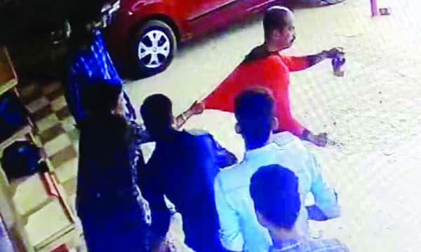 പണം കൊടുക്കാതെ ബിവറേജസില്‍ നിന്നും മദ്യവുമായി മുങ്ങാന്‍ ശ്രമിച്ചു ; തടയാന്‍ ശ്രമിച്ച വനിതാജീവനക്കാരിയെ മര്‍ദ്ദിച്ചു; സ്ത്രീയെ ആക്രമിച്ചതിനും പൊതുമുതല്‍ നശിപ്പിക്കലിനും പോലീസുകാരനെതിരേ കേസ്