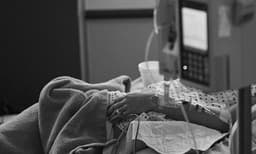 
ഞാന്‍ സ്വര്‍ഗത്തില്‍ പോയി, അവിടെ പൊരിച്ച കോഴിയുടെ മണമുണ്ടായിരുന്നു: കോമയില്‍ നിന്നുണര്‍ന്ന ഡോക്ടറുടെ വെളിപ്പെടുത്തല്‍ 


