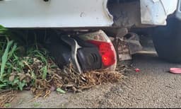 നിര്‍ത്തിയിട്ടിരുന്ന വാഹനത്തില്‍ തട്ടി ; അടിയില്‍ അകപ്പെട്ട സ്‌കൂട്ടറുമായി ടോറസ് ലോറി ഓടിയത് 8 കിലോമീറ്റര്‍ ; തെറിച്ചുവീണ യുവാക്കള്‍ പരിക്കുകളോടെ രക്ഷപ്പെട്ടത് തലനാരിഴയ്ക്ക്