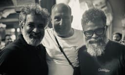 പുഷ്പരാജിനെ കാണാന്‍ സെറ്റിലെത്തി രാജമൗലി; ഊഷ്മളമായ വരവേല്‍പ്പ് നല്‍കി ‘പുഷ്പ 2 ’അണിയറപ്രവര്‍ത്തകര്‍
