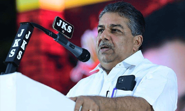 അറസ്റ്റിലായ ഒരുപാട്‌പേര്‍ എംഎല്‍എ സ്ഥാനത്ത് തുടരുന്നുണ്ടല്ലോ; മുകേഷിനെ ന്യായീകരിച്ച് മന്ത്രി സജി ചെറിയാന്‍
