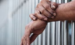 കൊലക്കേസ് പ്രതിക്ക് പോക്‌സോ കേസില്‍ 80 വര്‍ഷം ശിക്ഷ ; മാതാപിതാക്കള്‍ മരിച്ച 15 കാരിയെ ഒന്നരവര്‍ഷം നിരന്തരം ലൈംഗികപീഡനം ; പെണ്‍കുട്ടിയെ രക്ഷപ്പെടാന്‍ സഹായിച്ചതിന് മുത്തശ്ശിയെ കൊന്നു